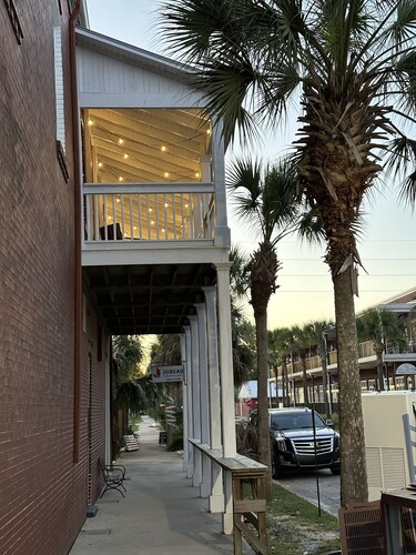 Shopping, Restaurants, waterfront, Brewery just out your doorstep!