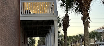 Shopping, Restaurants, waterfront, Brewery just out your doorstep!