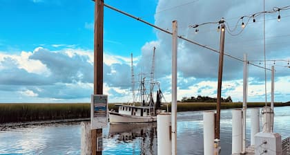 Shopping, Restaurants, waterfront, Brewery just out your doorstep!