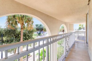 Property grounds - Waterfront Condo w/ Pool, Spa, Sauna Steps 2 Beach (Boynton Beach)