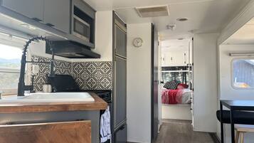 Chambre double pour 1 personne | Literie de qualité, décor unique, ameublement unique