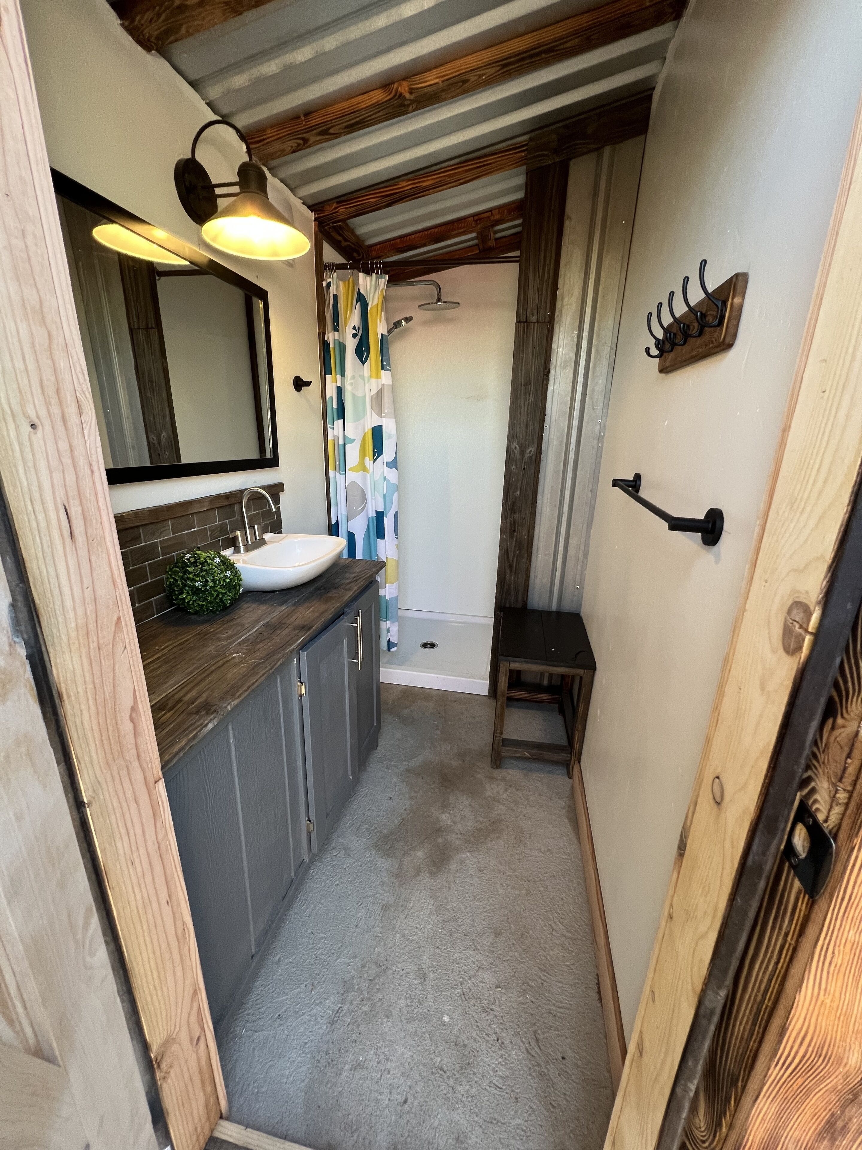 Bruser, miljøvenlige toiletartikler, hårtørrer, håndklæder