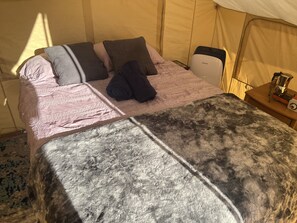 Tente Deluxe, vue sur la montagne, rez-de-chaussée | Aire de séjour | Téléviseur à écran plat de 42 po avec télévision par satellite