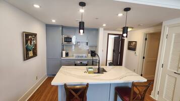 雪櫃、微波爐、焗爐、爐具