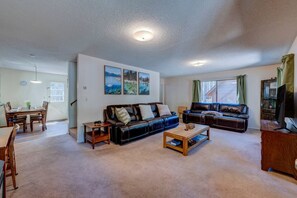 Smart TV, fireplace, DVD player - Tahoe~Family~Skiing*Low Rates* Kings Beach Retreat (Tahoe Vista)