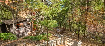 Fairytale themed secluded cabin- pets ok, king bed, fast Wi-Fi!