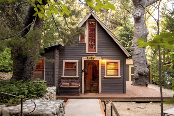 Exterior - Fairytale themed secluded cabin- pets ok, king bed, fast Wi-Fi! (Lake Arrowhead)