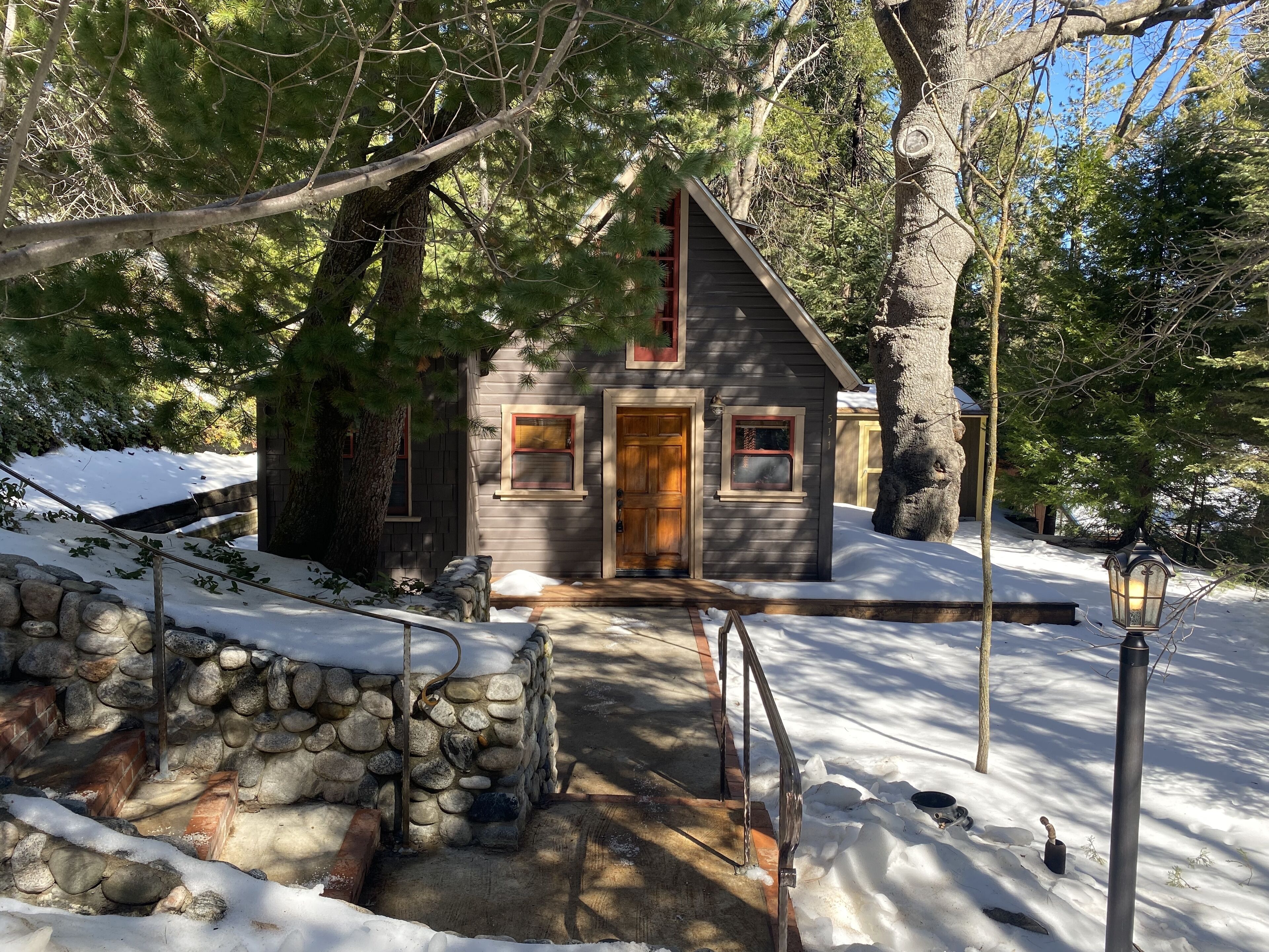 A fairytale themed serene mountain escape-1 mile from The Village, pet friendly! in Lake Arrowhead, United States