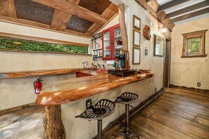 Fridge, microwave, oven, stovetop - Fairytale themed secluded cabin- pets ok, king bed, fast Wi-Fi! (Lake Arrowhead)