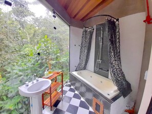 Quarto superluxo, banheira de hidromassagem, vista para a montanha | Banheiro | Produtos de toalete de grife, secador de cabelo (mediante solicitação)