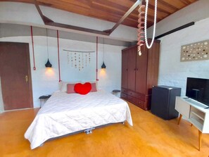 Habitación de lujo, hidromasaje, vista a la montaña | Decoración personalizada, tabla de planchar con plancha y wifi gratis 