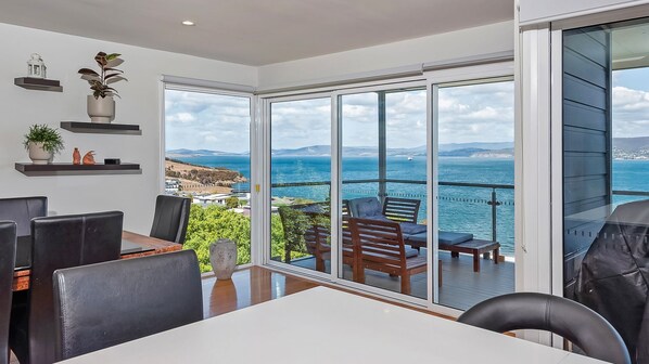 Dining - Oceana Escape panoramic views luxury and space (Tranmere)