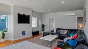 TV - Oceana Escape panoramic views luxury and space (Tranmere)