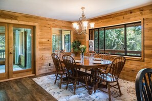 Dining - Amazing Idaho Country Retreat Near Silverwood (Athol)