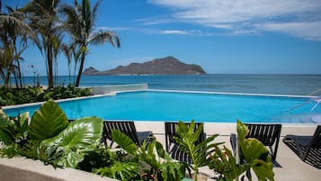 3 piscinas al aire libre (de 09:00 a 21:00), tumbonas