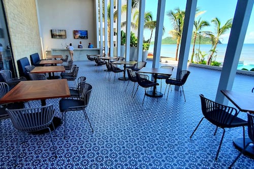 2 restaurants; breakfast, lunch, and dinner served