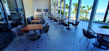 2 restaurants, breakfast, lunch, dinner served; international cuisine