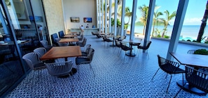 2 restaurants, breakfast, lunch, dinner served; international cuisine