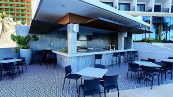 Bar junto a la piscina