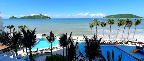 3 piscines extérieures, chaises longues, maîtres-nageurs sur place