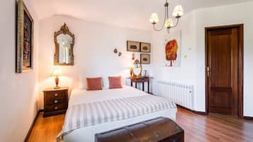 1 bedroom, desk, internet, bed sheets
