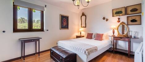 1 soverom, skrivebord, internettilgang og sengetøy