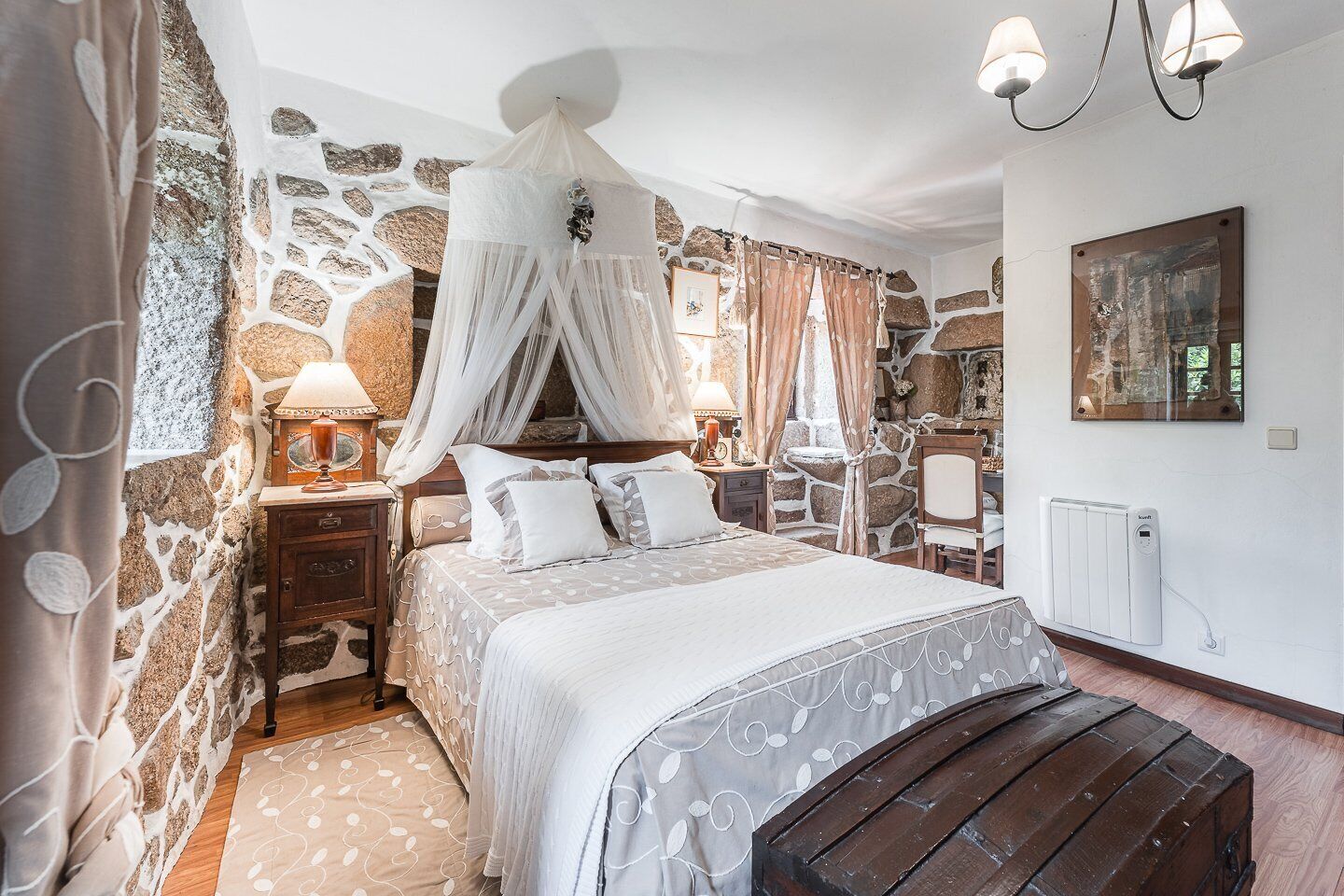 1 bedroom, desk, internet, bed sheets