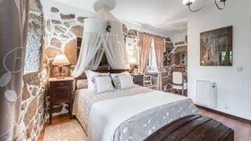 1 bedroom, desk, internet, bed sheets