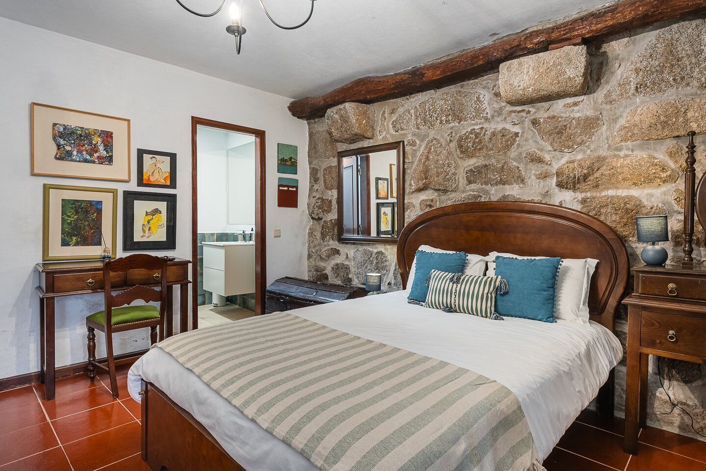 1 bedroom, desk, internet, bed sheets