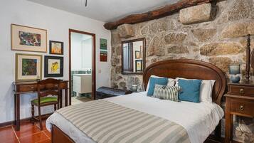 1 bedroom, desk, internet, bed sheets