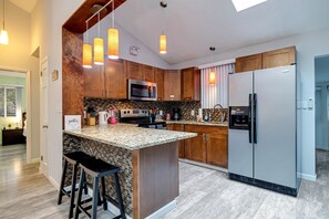 Frigorifero, microonde, forno, piano cottura