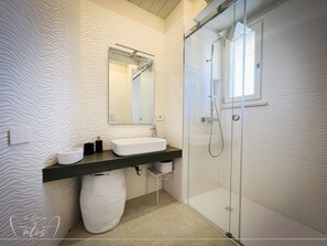 Badewanne, Haartrockner, Hausschuhe, Bidet