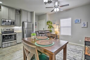 Fridge, microwave, stovetop, dishwasher - Private Patio: Edinburg Couple's Retreat! (Edinburg)