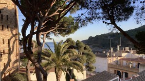 A coastal town with buildings, trees, and a view of the sea. - Stunning & Intimate views. Terrace + Rooftop. Wifi (Tamariu)
