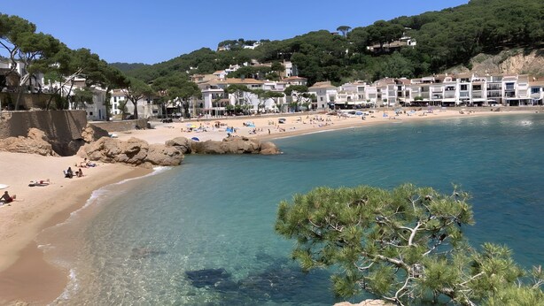 A coastal beach with clear waters, rocky shoreline, and buildings in the background. - Stunning & Intimate views. Terrace + Rooftop. Wifi (Tamariu)
