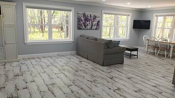 TV connectée, table de tennis de table, livres