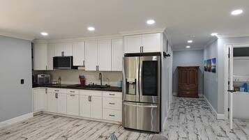 Réfrigérateur, micro-ondes, plaque de cuisson, cafetiÚre/bouilloire