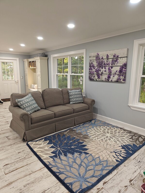 Téléviseur connecté, table de ping-pong, livres