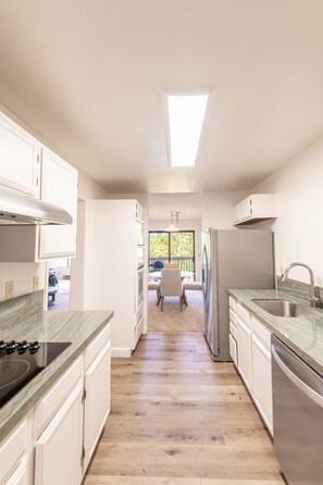 Refrigerador, microondas, horno y lavavajillas 