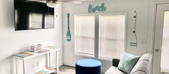 BEACH HOUSE COTTAGE- 3 min to Beach - Remodeled, 2 screened in porches, big yard