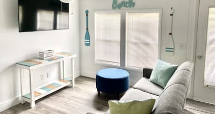 BEACH HOUSE COTTAGE- 3 min to Beach - Remodeled, 2 screened in porches, big yard