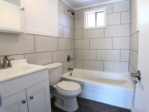 Duschwanne, Seife, Toilettenpapier