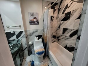 Banheira, secador de cabelo, toalhas de banho, sabonete