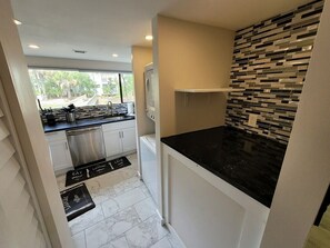 Kylskåp, mikrovågsugn, ugn och spishäll