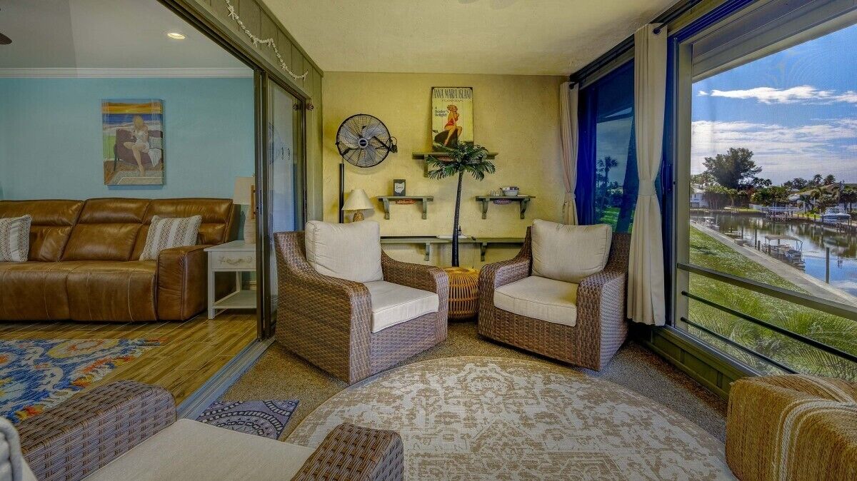 BEAUTIFUL 2/2 CONDO. 2 HEATED COMMUNITY POOLS. WALKING DISTANCE TO GULF WATERS.