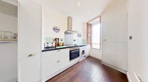 Fridge, microwave, oven, stovetop - 400m to old course! Light, central 2bed heritage apartment (St Andrews)