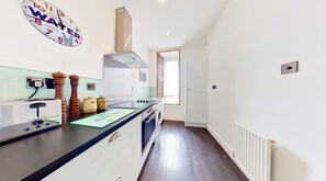 Fridge, microwave, oven, stovetop - 400m to old course! Light, central 2bed heritage apartment (St Andrews)