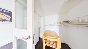 Dining - 400m to old course! Light, central 2bed heritage apartment (St Andrews)