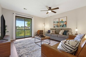 Living area - Bunker Ridge Respite - Pointe Royale Golf Resort Amenities (Branson)