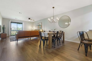 Kondominium, Beberapa Tempat Tidur, balkon, pemandangan lapangan golf (Bunker Ridge Respite) | Tempat makan